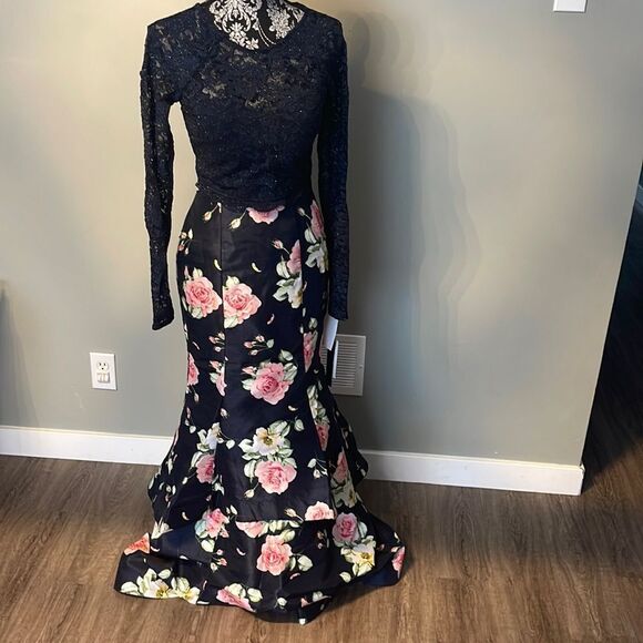 Floral & Lace Two-Piece Gown
SEQUIN HEARTS NEW. Size 7 - Picture 2 of 5